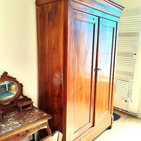 Les De La Violette Bed & Breakfast *